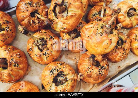 Les cuisses de poulet en croûte.cuisse de poulet en croûte sur la table.du poulet Banque D'Images