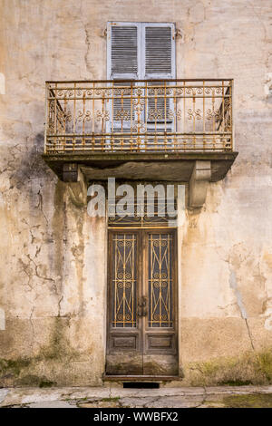 Vieux bâtiment façade avec porte en bois et balcon Banque D'Images