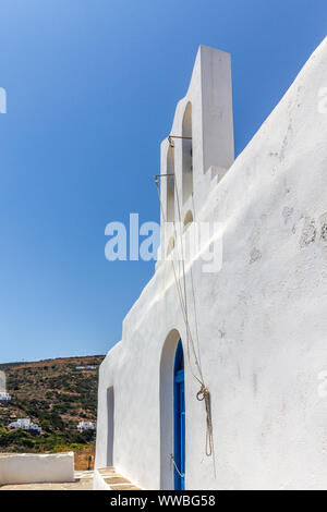 L'île de Sifnos, Grèce. Une église traditionnel blanchi à la chaux à Sifnos, dans les Cyclades. Banque D'Images