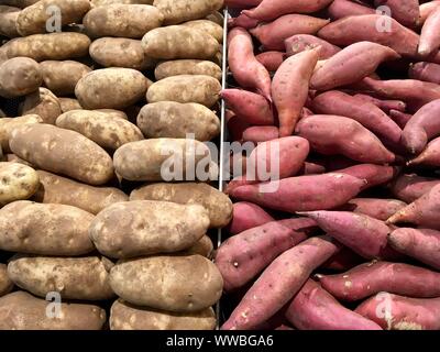 Les pommes de terre sur l'affichage à un marché Banque D'Images