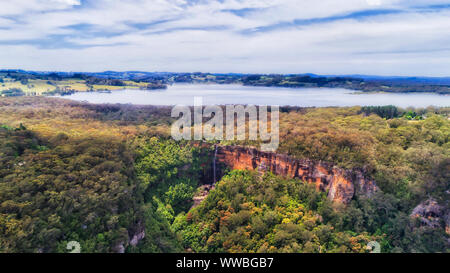 L'eau douce reservois FItzroy falls qui fuit dans le parc national de Morton de hautes terres du sud de l'Australie - une vue aérienne sur la canopée luxuriante de Y Banque D'Images