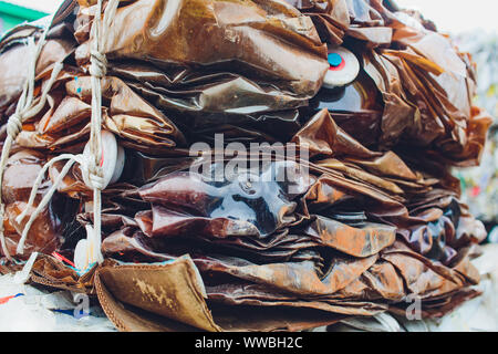 Les balles en plastique enfoncé à l'usine de traitement de déchets dangereux moderne. Séparer la collecte des déchets. Le recyclage et le stockage des déchets pour plus d'aliénation Banque D'Images