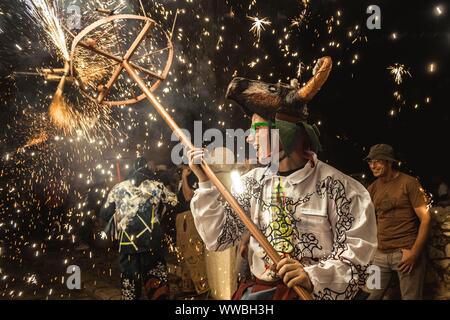 Sitges, Espagne. 14 Septembre, 2019 : 'Correfocs' (feu porteur) ensemble de leurs feux d'artifice au cours de Sitges' peu "Festa Major", "Santa Tecla' Credit : Matthias Rickenbach/Alamy Live News Banque D'Images