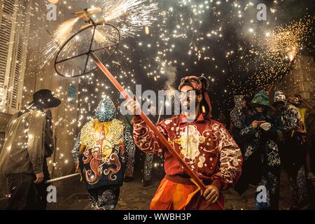 Sitges, Espagne. 14 Septembre, 2019 : 'Correfocs' (feu porteur) ensemble de leurs feux d'artifice au cours de Sitges' peu "Festa Major", "Santa Tecla' Credit : Matthias Rickenbach/Alamy Live News Banque D'Images