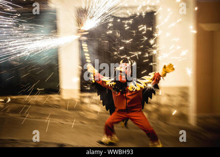 Sitges, Espagne. 14 Septembre, 2019 : 'Correfocs' (feu porteur) ensemble de leurs feux d'artifice au cours de Sitges' peu "Festa Major", "Santa Tecla' Credit : Matthias Rickenbach/Alamy Live News Banque D'Images