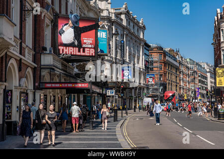 Londres, Royaume-Uni - 23 juillet : il s'agit d'Shaftesbury Avenue, une rue célèbre dans le centre de Londres avec de nombreux magasins et restaurants du théâtre le 23 juillet Banque D'Images