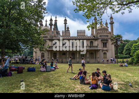 BRIGHTON, Royaume-Uni - 24 juillet : Vue des jardins du Royal Pavilion, monument historique et populaire destination tourst le 24 juillet 2019 Banque D'Images