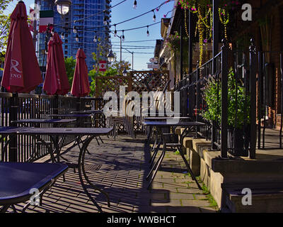 Trottoir restaurant patio dans le soleil du matin, attendant d'être mis en place. La rue Preston (Little Italy), Ottawa, Ontario, Canada. Banque D'Images