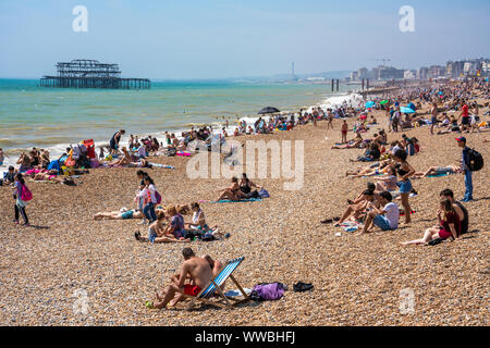 BRIGHTON, Royaume-Uni - 24 juillet : vue sur la plage de Brighton avec des gens en train de bronzer sur une chaude journée d'été le 24 juillet 2019 à Brighton Banque D'Images