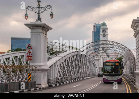 Singapour - Mars 20, 2019 : La ligne de bus passe au-dessus de pont Anderson historique avec Victoria Theatre tour de l'horloge à nouveau sous cloudscape. Banque D'Images