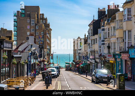 BRIGHTON, Royaume-Uni - 24 juillet : Rue de la ville avec des restaurants et des boutiques à proximité de la plage de Brighton le 24 juillet 2019 à Brighton Banque D'Images