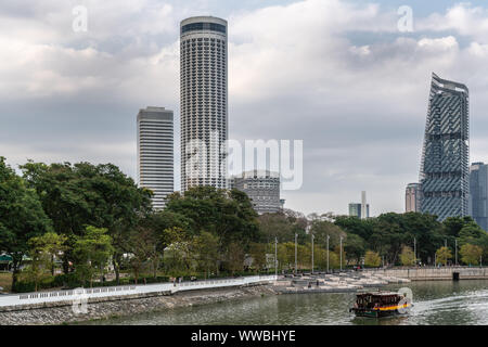 Singapour - Mars 20, 2019 : bateaux sur la rivière Singapour avec Swissotel the Stamford et JW Marriott Hotel Towers à l'arrière. Parc de l'Esplanade ajoute Banque D'Images