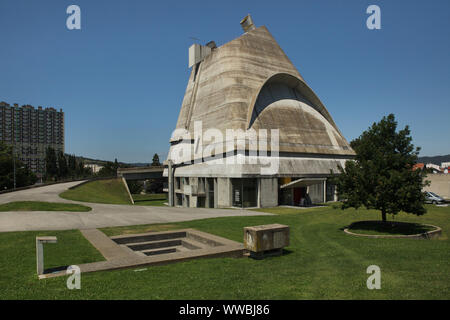 Saint Peter's Church (église Saint-Pierre de Firminy) conçu par l'architecte suisse Le Corbusier (1969) et achevé par l'architecte français José Oubrerie (2006) à Firminy près de Lyon, France. Banque D'Images