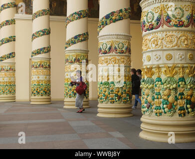 Majolique émaillée des colonnes à l'entrée principale de la Biélorussie (Belarus) Pavillon pavillon dans le parc des expositions VDNH (exposition de réalisations de l'Économie nationale) à Moscou, Russie. Le pavillon des expositions conçues par des architectes soviétiques Grigory Zakharov et Zinaida Chernysheva a été construit en 1954. Il a également été utilisé plus tard comme le pavillon de la technologie électrique. Banque D'Images