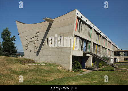 Centre culturel (Maison de la culture de Firminy Vert) conçu par l'architecte suisse Le Corbusier (1965) à Firminy près de Lyon, France. Banque D'Images