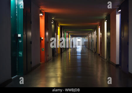 Corridor (ainsi appelé street) sur le niveau d'habitation de l'immeuble moderniste Unité d'habitation (Logement) conçu par l'architecte suisse Le Corbusier (1964) à Firminy près de Lyon, France. Banque D'Images