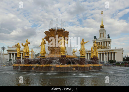 L'amitié des nations (l'Amitié des Peuples) Fontaine sur la place principale dans le centre d'expositions VDNH (exposition de réalisations de l'Économie nationale) à Moscou, Russie. La fontaine conçu par l'architecte soviétique Konstantin Topuridze décoré de statues de la doré 16 nations de l'Union soviétique par les sculpteurs soviétique Zinaida Bazehenova, Alexey Teneta, 152 Chaykov, Zoya Ryleyeva et autres a été construit en 1954. La fontaine est également connu comme la Gerbe d'or. Banque D'Images