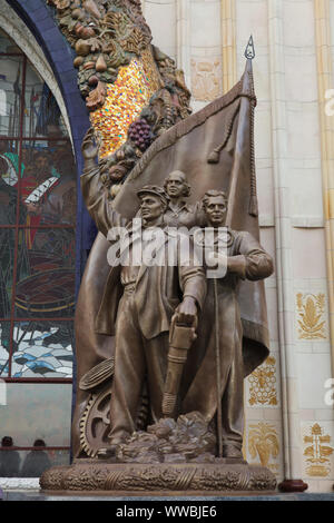 Des statues de travailleurs ukrainiens flanquée de l'entrée principale de l'Ukraine dans le Pavillon des expositions VDNH (exposition de réalisations de l'Économie nationale) à Moscou, Russie. Le pavillon d'exposition conçu par l'architecte soviétique Alexeï Tatsiy avec l'aide de Valentina Chuprina et Grigory Shlaknev a été construit en 1954. Il a également été utilisé plus tard comme le pavillon de l'Agriculture. Banque D'Images