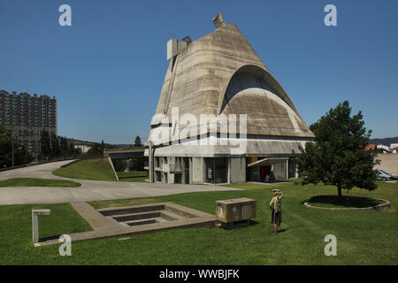 Saint Peter's Church (église Saint-Pierre de Firminy) conçu par l'architecte suisse Le Corbusier (1969) et achevé par l'architecte français José Oubrerie (2006) à Firminy près de Lyon, France. Banque D'Images