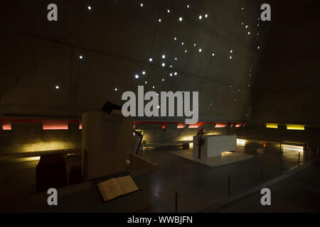 Intérieur de l'église Saint-Pierre (église Saint-Pierre de Firminy) conçu par l'architecte suisse Le Corbusier (1969) et achevé par l'architecte français José Oubrerie (2006) à Firminy près de Lyon, France. Banque D'Images