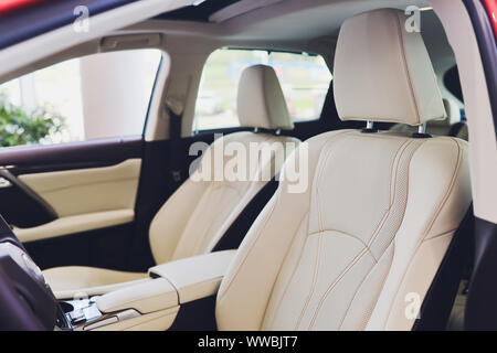 Voiture à l'intérieur place conducteur. Intérieur de prestige voiture moderne. Sièges avant avec volant de planche de bord. Cockpit avec décoration beige métal panoramique roo Banque D'Images