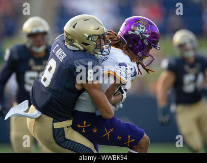 Annapolis, Maryland, USA. 14Th Sep 2019. East Carolina Pirates wide receiver Deondre maréchal-ferrant (1) est présenté par les aspirants de marine coffre Elan Nash (8) dans l'action de l'East Carolina vs US Navy de Navy-Marine Corps Memorial Stadium, à Annapolis, Maryland. Royster Cory/Cal Sport Media/Alamy Live News Banque D'Images