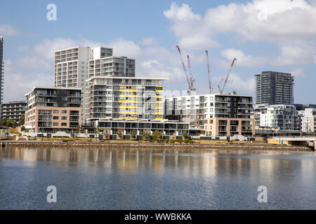 Rhodes, banlieue de Sydney avec les immeubles à appartements et les grues de construction pour le développement, Sydney, Australie Banque D'Images