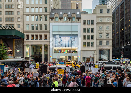 New York, USA. 14Th Sep 2019. Un total de 94 manifestants ont été arrêtés après avoir éteint le Microsoft Store à Manhattan et de bloquer la circulation sur la 5e Avenue, le 14 septembre 2019 dans un acte de désobéissance civile non violente, alors que plus de 500 membres d'une grande coalition de défenseurs de l'immigration ciblant les entreprises profitent de la crise de la frontière se sont rassemblés à l'extérieur. Crédit : Erik McGregor/ZUMA/Alamy Fil Live News Banque D'Images