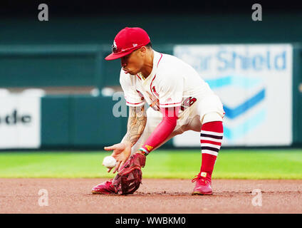 Cardinals de Saint-Louis Kolten Wong champs le base-ball pour le début d'un double jeu sur la batte de Milwaukee Brewers Yasmani Grandal en première manche à Busch Stadium le Samedi, Septembre 14, 2019. Photo de Bill Greenblatt/UPI UPI : Crédit/Alamy Live News Banque D'Images