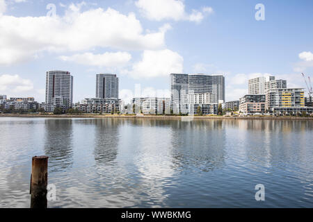 Rhodes Sydney, des tours d'un appartement dans la banlieue de Sydney Parramatta River aux côtés de Rhodes, Sydney, Australie Banque D'Images