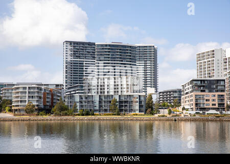 Rhodes Sydney, des tours d'un appartement dans la banlieue de Sydney Parramatta River aux côtés de Rhodes, Sydney, Australie Banque D'Images