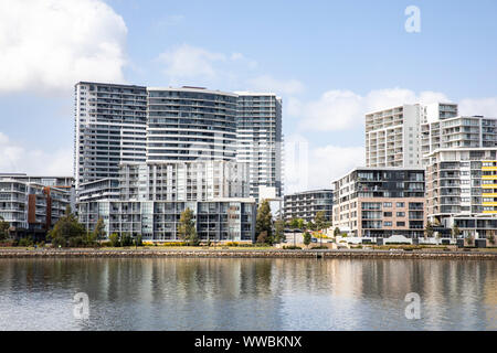 Rhodes Sydney, des tours d'un appartement dans la banlieue de Sydney Parramatta River aux côtés de Rhodes, Sydney, Australie Banque D'Images