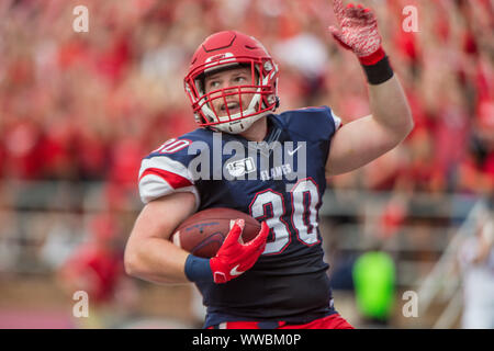 Lynchburg, VA, USA. 14Th Sep 2019. La liberté flammes tight end Michael Bollinger (30) célèbre une première demie touchdown lors de NCAA football l'action entre les taureaux et les Buffalo Flames au Liberty Stadium Williams à Lynchburg, VA. Jonathan Huff/CSM/Alamy Live News Banque D'Images