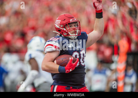 Lynchburg, VA, USA. 14Th Sep 2019. La liberté flammes tight end Michael Bollinger (30) célèbre une première demie touchdown lors de NCAA football l'action entre les taureaux et les Buffalo Flames au Liberty Stadium Williams à Lynchburg, VA. Jonathan Huff/CSM/Alamy Live News Banque D'Images