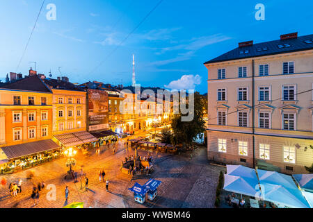 Lviv, Ukraine - le 30 juillet 2018 : high angle view of place du marché de la vieille ville, les gens de flou blurred motion walking par arch colorés multicolores Banque D'Images