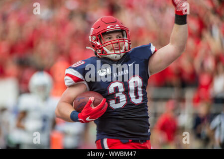 Lynchburg, VA, USA. 14Th Sep 2019. La liberté flammes tight end Michael Bollinger (30) célèbre une première demie touchdown lors de NCAA football l'action entre les taureaux et les Buffalo Flames au Liberty Stadium Williams à Lynchburg, VA. Jonathan Huff/CSM/Alamy Live News Banque D'Images