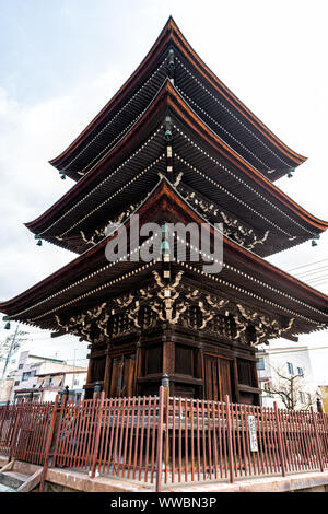 Takayama, Japon - 7 Avril, 2019 : Hida Kokubunji Temple sanctuaire bouddhiste avec le Bouddhisme pagode dans centre historique de la ville ou la ville dans la préfecture de Gifu avec porte entr Banque D'Images