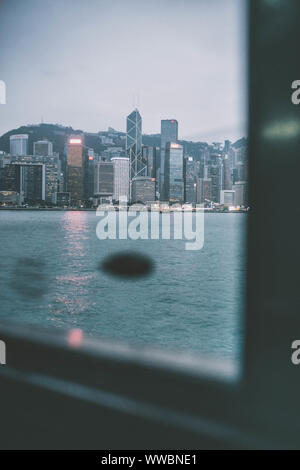 Voir à partir de la fenêtre de Star ferry, le port de Victoria. Banque D'Images