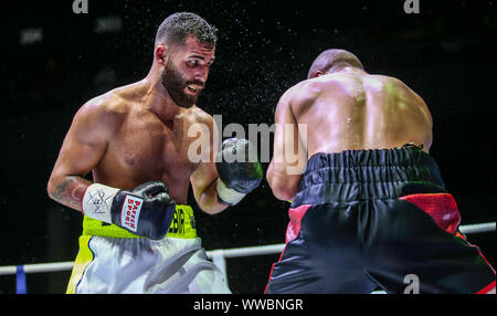 Berlin, Allemagne. 14Th Sep 2019. Boîtes : EM, Poids moyens, l'IBO, Elbir (Allemagne) - Vallejo (Espagne). Sven Elbir (l) se bat Jorge Vallejo. Crédit : Andreas Gora/dpa/Alamy Live News Banque D'Images