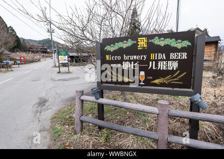 Takayama, Japon - 7 Avril, 2019 : Micro brasserie de bière Hida avec signe depuis 1996 des boissons d'alcool de brassage en japonais ville historique dans la préfecture de Gifu Banque D'Images