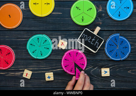 Fractions mathématiques colorés sur fond de bois ou d'une table. intéressant pour les enfants en mathématiques. L'éducation, concept retour à l'école. La géométrie et le matériel de mathématiques Banque D'Images