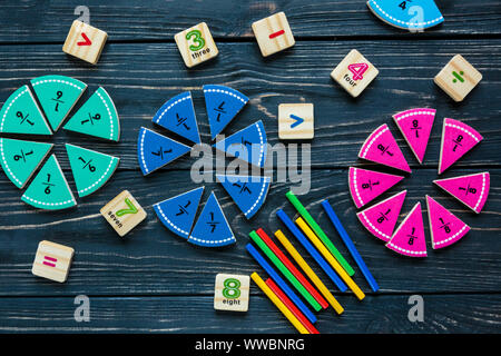 Fractions mathématiques colorés sur fond de bois ou d'une table. intéressant pour les enfants en mathématiques. L'éducation, concept retour à l'école. La géométrie et le matériel de mathématiques Banque D'Images