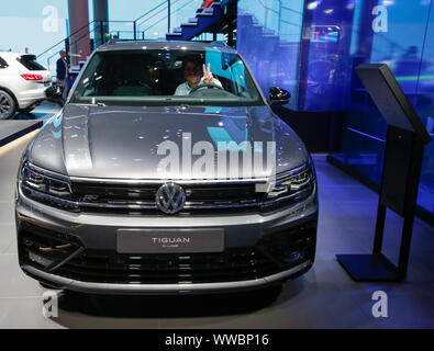 Francfort, Allemagne. Sep 12, 2019. Le constructeur automobile allemand affiche le VW VW Tiguan R-Line VUS multisegment compact au 2019 Internationale Automobil-Ausstellung (AAI). (Photo de Michael Debets/Pacific Press) Credit : Pacific Press Agency/Alamy Live News Banque D'Images