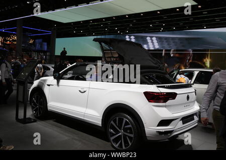 Francfort, Allemagne. Sep 12, 2019. Le constructeur automobile allemand affiche le VW VW T-Roc Cabriolet R-Line vus multisegments sous-compacte au 2019 Internationale Automobil-Ausstellung (AAI). (Photo de Michael Debets/Pacific Press) Credit : Pacific Press Agency/Alamy Live News Banque D'Images