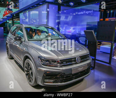 Francfort, Allemagne. Sep 12, 2019. Le constructeur automobile allemand affiche le VW VW Tiguan R-Line VUS multisegment compact au 2019 Internationale Automobil-Ausstellung (AAI). (Photo de Michael Debets/Pacific Press) Credit : Pacific Press Agency/Alamy Live News Banque D'Images