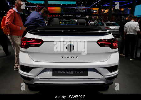 Francfort, Allemagne. Sep 12, 2019. Le constructeur automobile allemand affiche le VW VW T-Roc Cabriolet R-Line vus multisegments sous-compacte au 2019 Internationale Automobil-Ausstellung (AAI). (Photo de Michael Debets/Pacific Press) Credit : Pacific Press Agency/Alamy Live News Banque D'Images