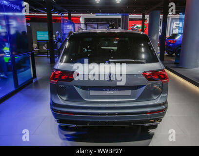 Francfort, Allemagne. Sep 12, 2019. Le constructeur automobile allemand affiche le VW VW Tiguan R-Line VUS multisegment compact au 2019 Internationale Automobil-Ausstellung (AAI). (Photo de Michael Debets/Pacific Press) Credit : Pacific Press Agency/Alamy Live News Banque D'Images