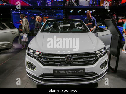 Francfort, Allemagne. Sep 12, 2019. Le constructeur automobile allemand affiche le VW VW T-Roc Cabriolet R-Line vus multisegments sous-compacte au 2019 Internationale Automobil-Ausstellung (AAI). (Photo de Michael Debets/Pacific Press) Credit : Pacific Press Agency/Alamy Live News Banque D'Images