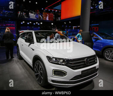 Francfort, Allemagne. Sep 12, 2019. Le constructeur automobile allemand affiche le VW VW T-Roc Cabriolet R-Line vus multisegments sous-compacte au 2019 Internationale Automobil-Ausstellung (AAI). (Photo de Michael Debets/Pacific Press) Credit : Pacific Press Agency/Alamy Live News Banque D'Images