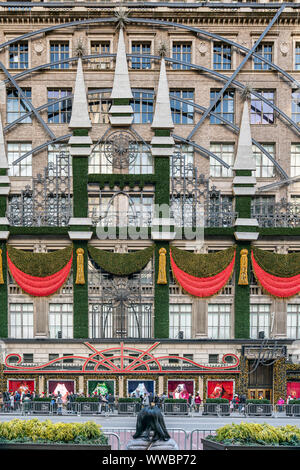 New York, NY, USA - Décembre 2018 - Saks Fifth Avenue, grands magasins de luxe, décoré pour Noël, Manhattan. Banque D'Images